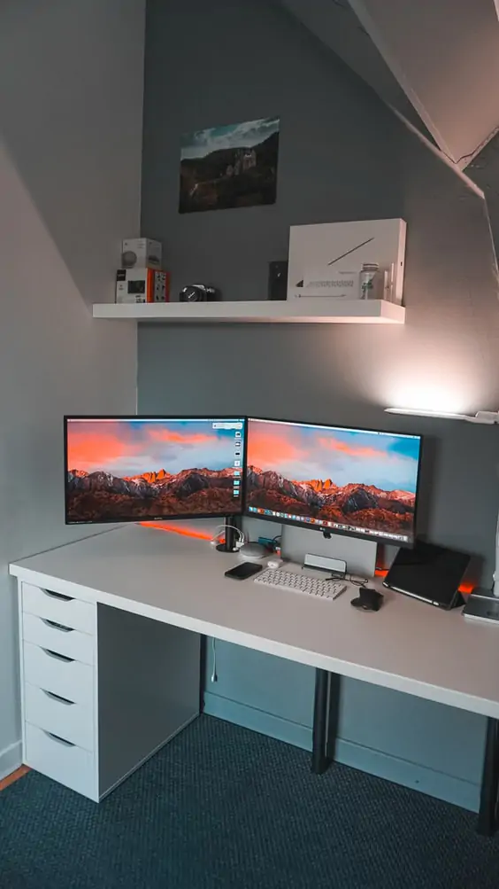 Jakie komputerowe biurko ergonomiczne wybrać - z szufladami czy bez?