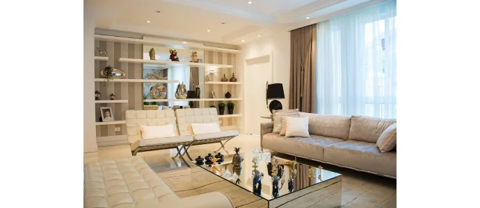 Jakie meble do jasnej podłogi w salonie?