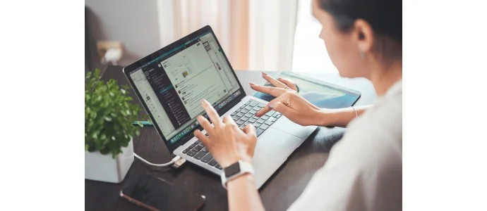 Praca na stojąco czy siedząco przy komputerze? Które rozwiązanie lepsze?